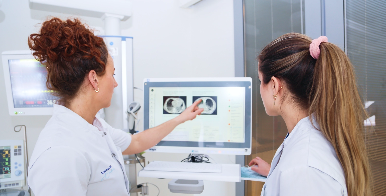 Intensivist wijst naar een e-learning voor een IC-verpleegkundige